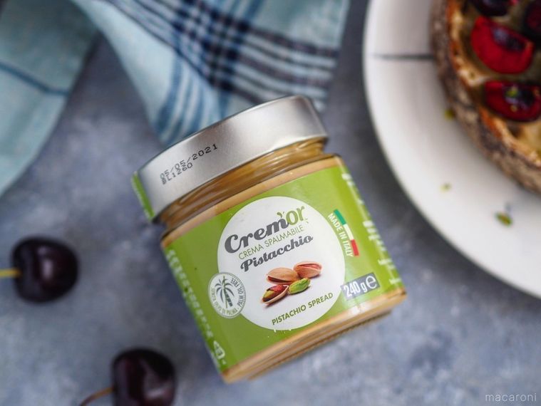 テーブルの上に置かれている成城石井のピスタチオスプレッド