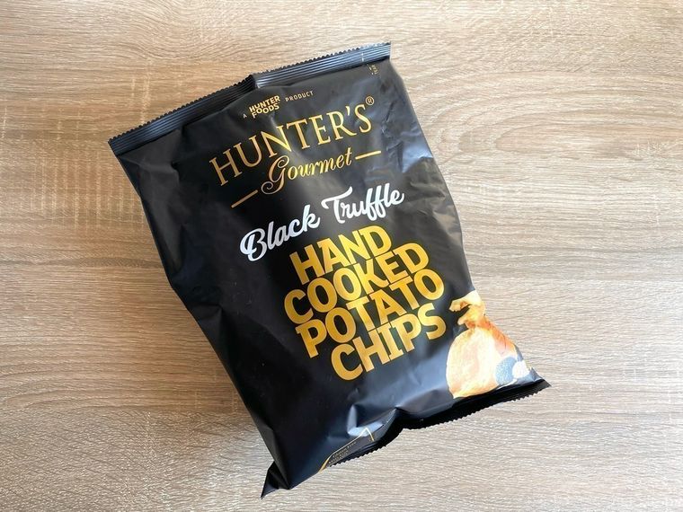 テーブルの上に黒パッケージのポテトチップスが置いてある