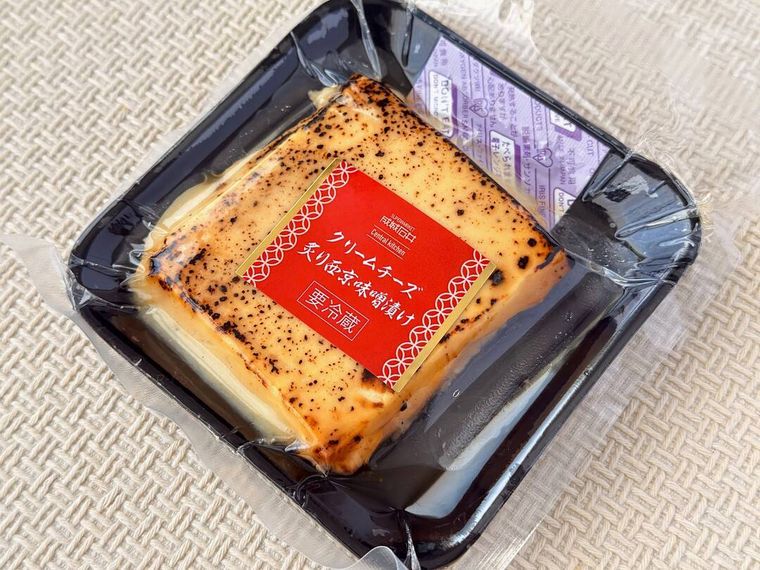 成城石井クリームチーズ炙り西京味噌漬けがテーブルの上に置かれている様子