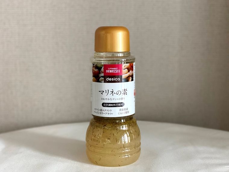 テーブルに置かれた成城石井のマリネの素