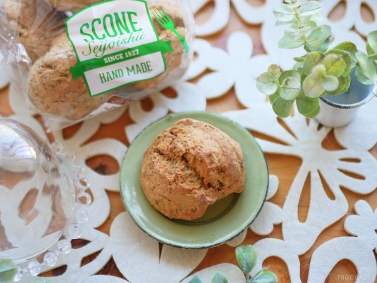 テーブルの上に置かれた成城石井の濃厚ミルクティスコーン
