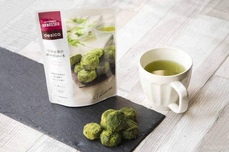 テーブルの上に置かれた成城石井の宇治抹茶のポルボローネとティーカップ