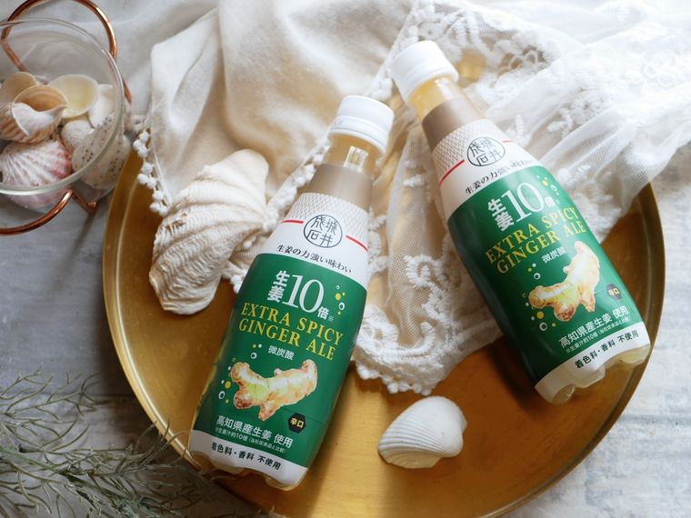 ゴールドのお盆にのった成城石井生姜10倍 エクストラスパイシージンジャーエールとレースのテーブルクロスや貝殻など