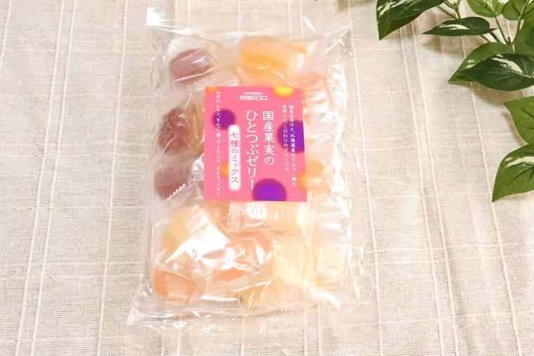 テーブルに置かれた 成城石井の国産果実のひとつぶゼリー七種ミックス