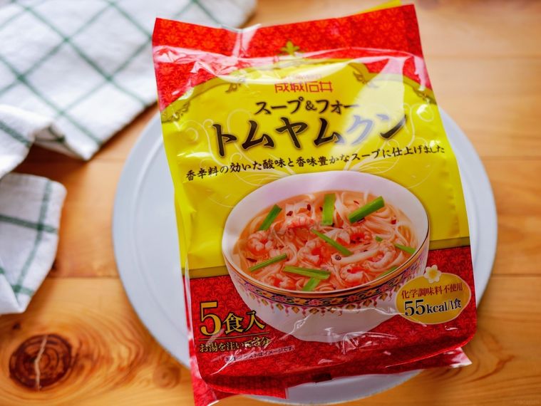 テーブルに置かれた成城石井のスープフォー トムヤムクン