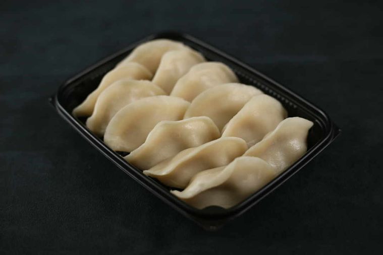 黒いトレーに入った水餃子