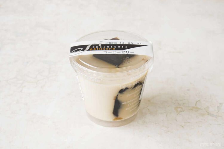 テーブルの上に置かれた成城石井のコーヒーゼリー
