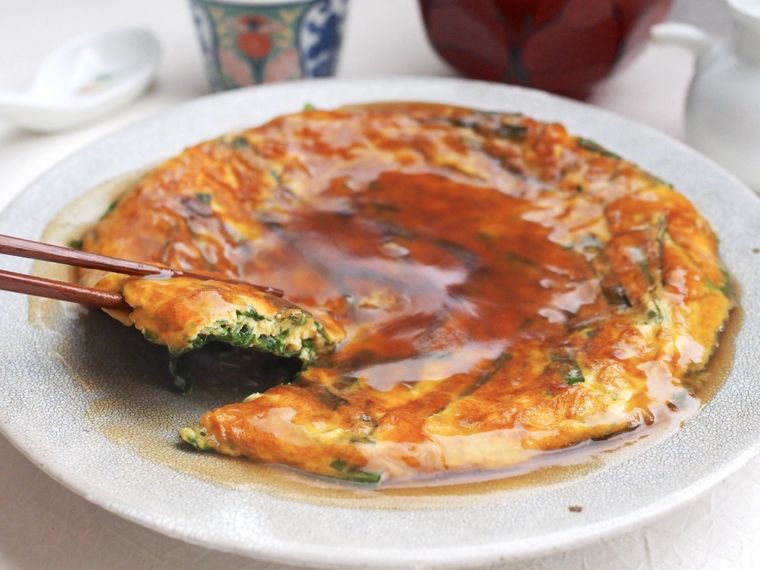 白いお皿にのったニラ玉あんかけ