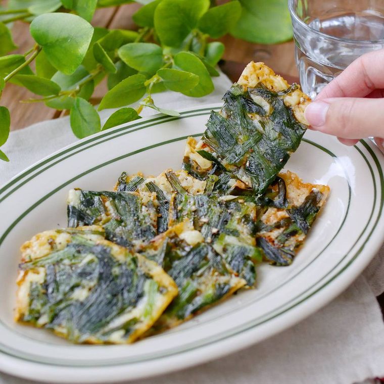 楕円形のお皿に盛り付けられたニラせんべい