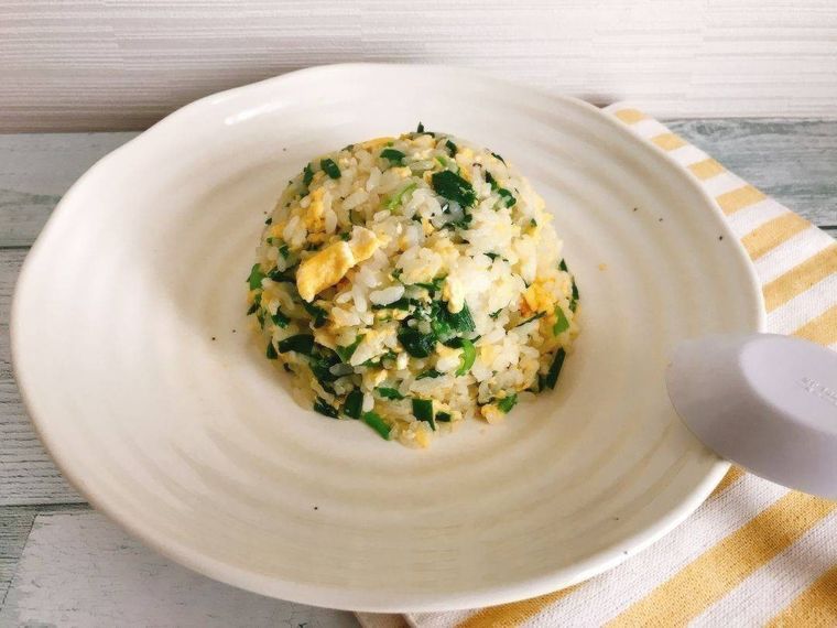 白い丸皿に盛り付けられたニラチャーハン