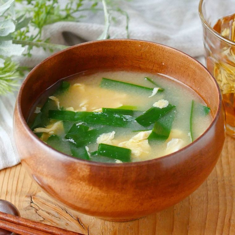 茶色いお茶碗に入ったニラと卵の味噌汁