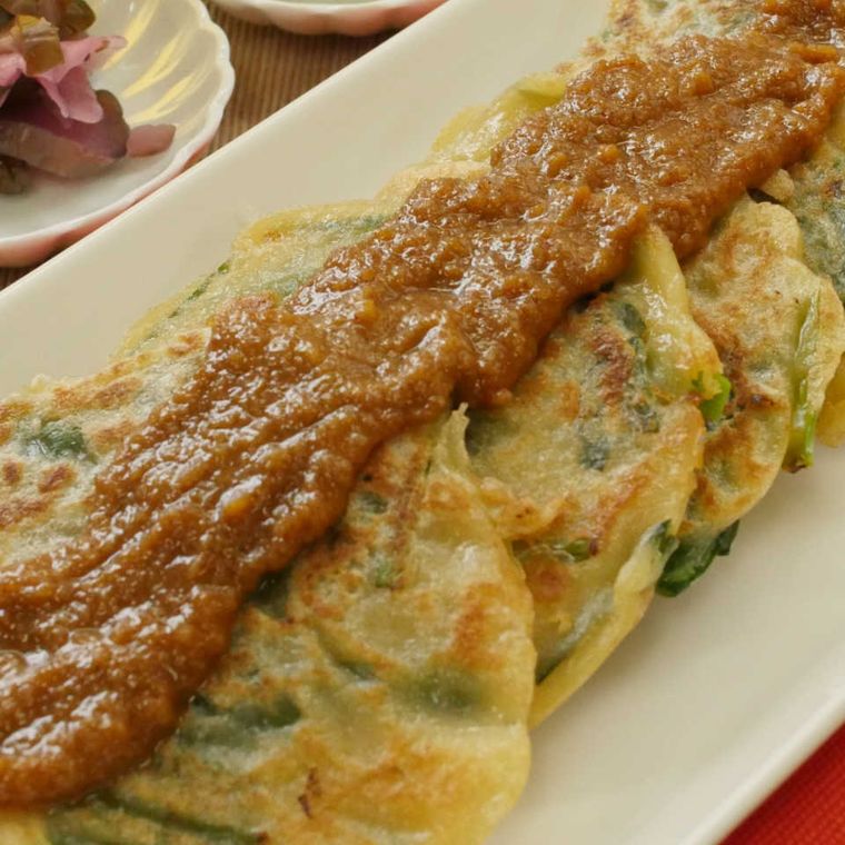 お皿に盛り付けられ味噌ダレをのせたにらせんべい