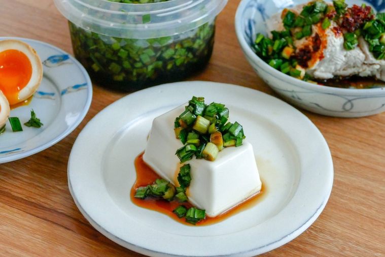 絹ごし豆腐の上にのせられたニラの醤油漬け