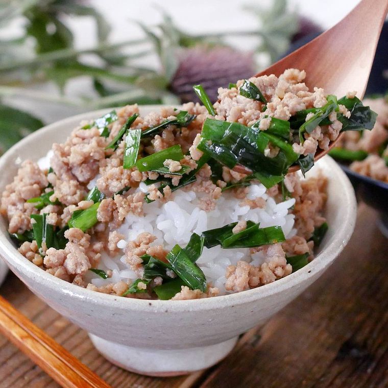 お茶碗に盛られたごはんの上にニラ醤油肉そぼろをかけている画像