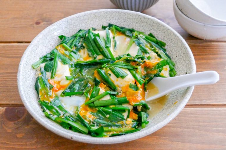 白いお皿に盛られたニラ玉豆腐