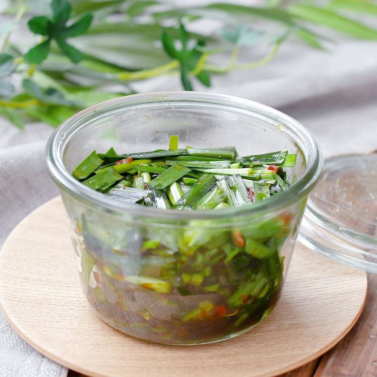 透明な器に入ったニラの豆板醤和え