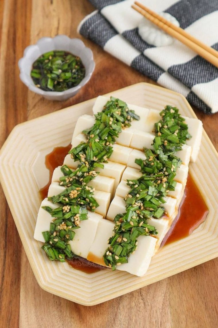 四角いお皿に盛られたニラだれ豆腐