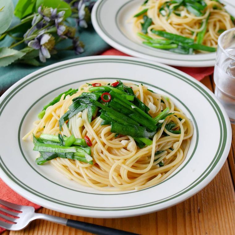 おしゃれな丸皿に盛られたニラたっぷりペペロンチーノ