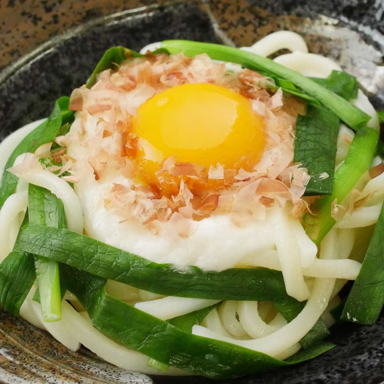 卵黄とかつおぶしの乗った冷やしニラとろろうどんのアップ画像