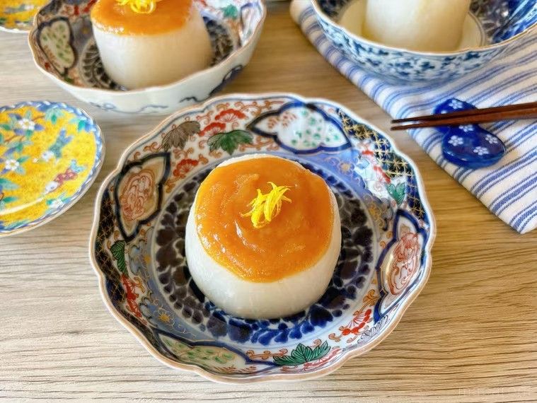 模様の入った器に盛り付けたふろふき大根