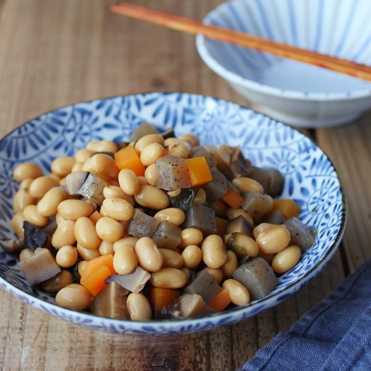 青い柄の器に盛り付けられている五目豆