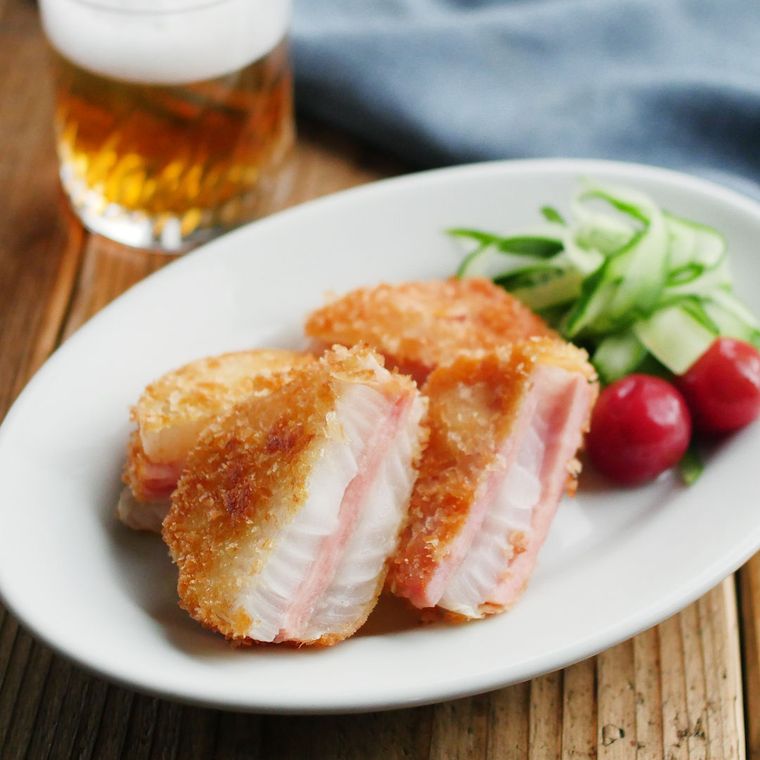 白い長皿に盛りつけられた、玉ねぎ入りハムカツと野菜のつけ合わせ