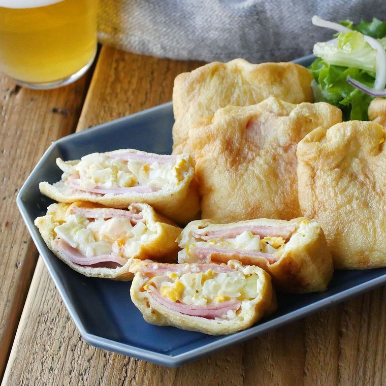 紺色の皿に盛られた、油揚げでタルタルハムカツ風