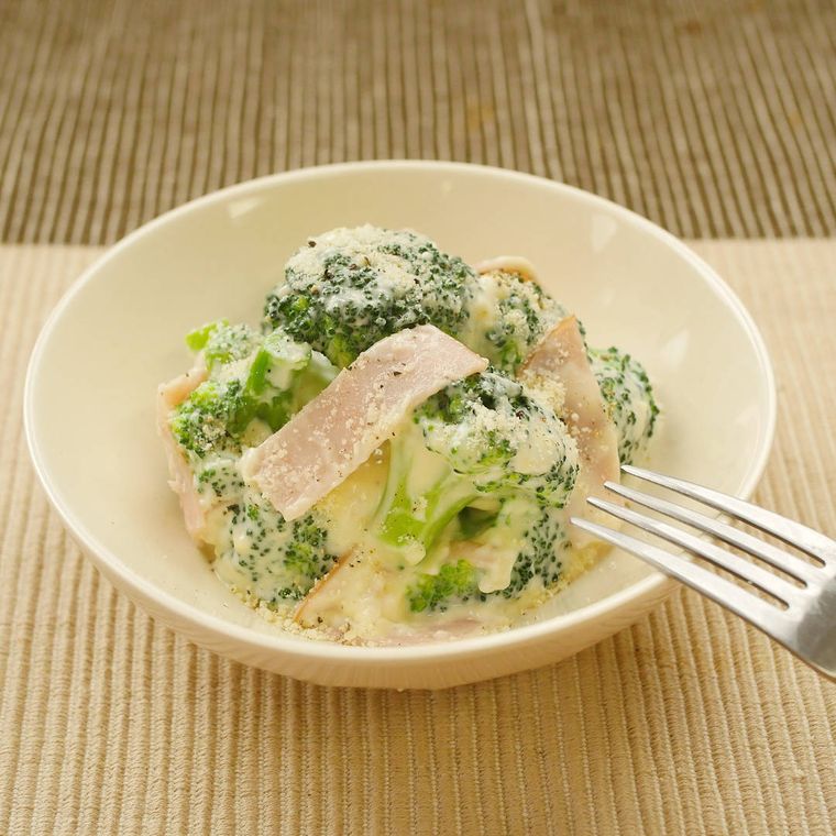 白い器に盛りつけられた、ハムとブロッコリーのホワイトソース和え