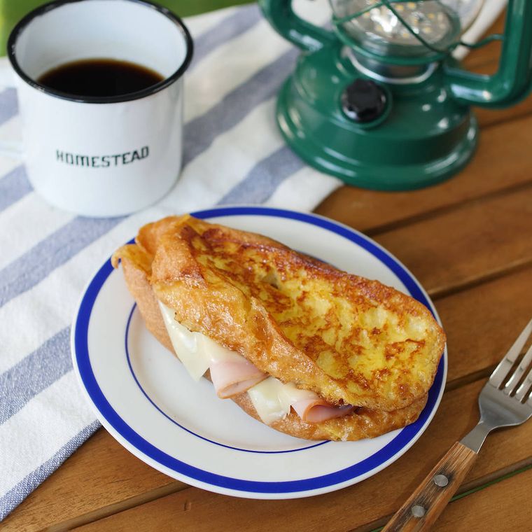 青い縁取りの皿に盛りつけられた、フレトーのハムチーズサンド