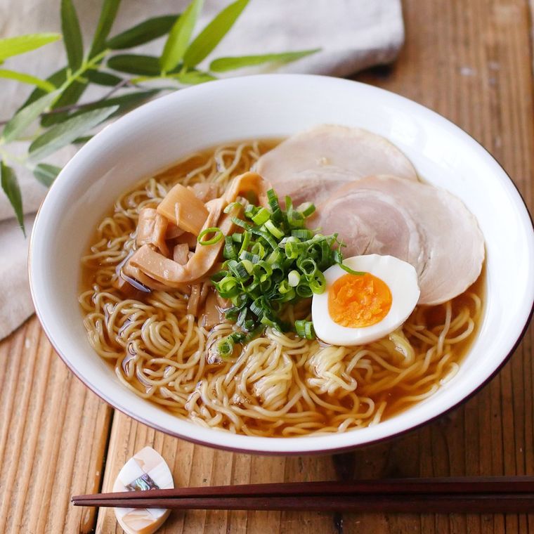 チャーシューとゆで卵、メンマや刻みねぎが入った醤油ラーメン
