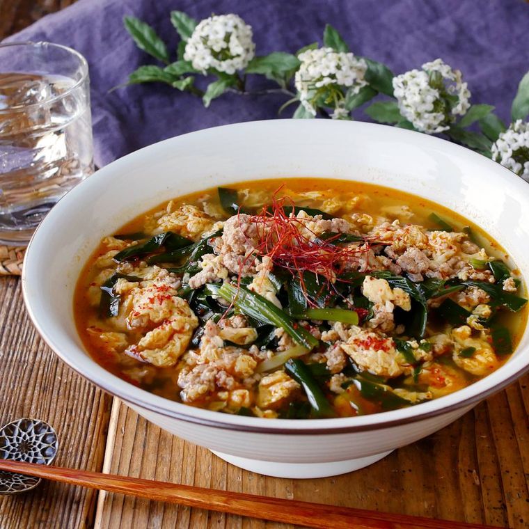 糸唐辛子がのった辛麺