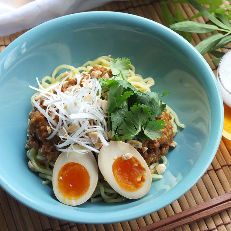 ピリ辛肉味噌とピーナッツ、ゆで卵などがのった汁なし坦々麺