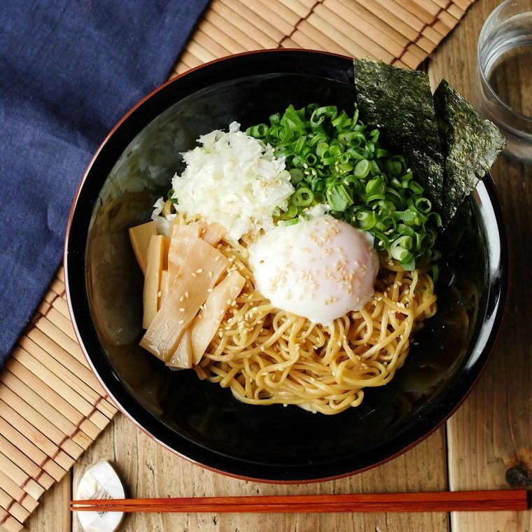 温泉卵とメンマ、焼き海苔や刻みねぎがのっている油そば