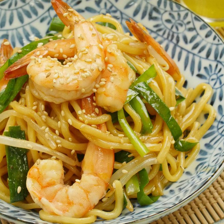 海老とニラ、もやしが入っているコチュジャン風味のまぜそば