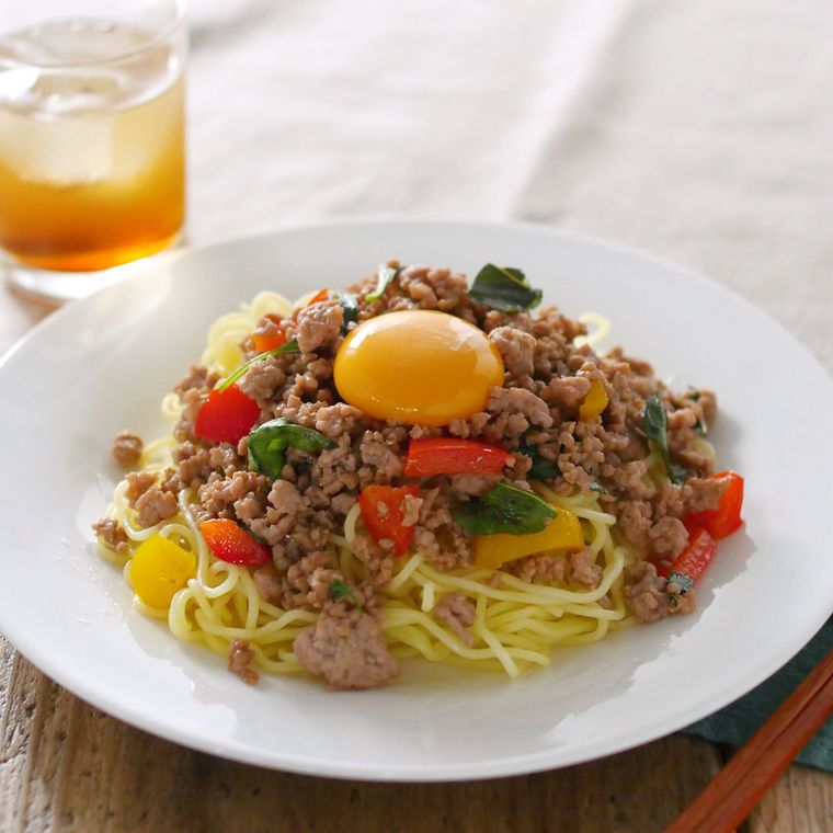 豚ひき肉とパプリカ、バジルの炒め物がのっているまぜそば