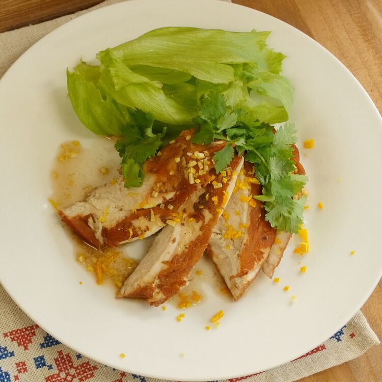 白い皿に盛り付けられた、炊飯器で作る紅茶鶏