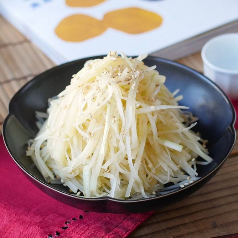 黒い皿に盛り付けられた、バントゥドゥスー