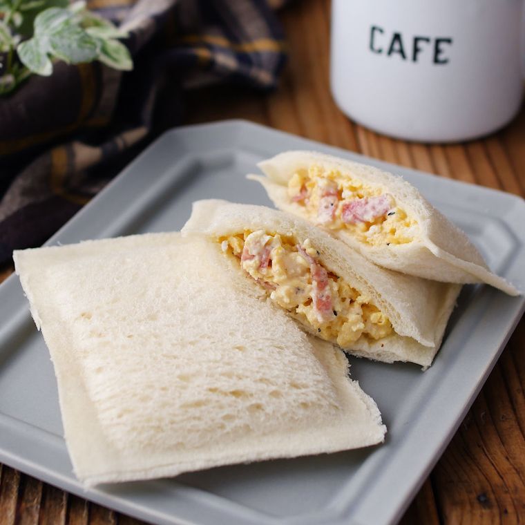 お皿に盛られたカルボナーラサンドイッチ