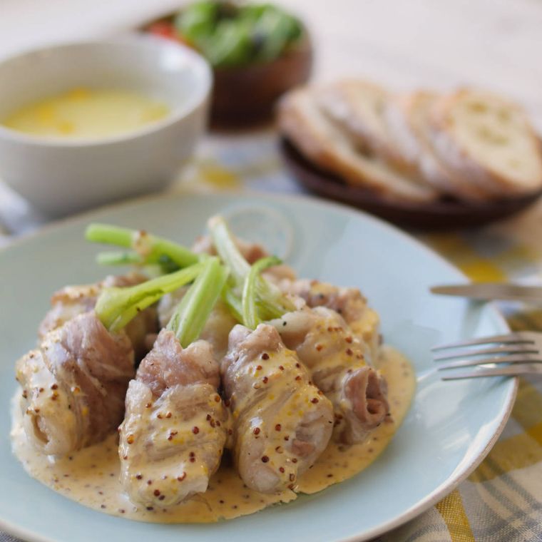 肉巻きかぶのホットマスタードサラダが白い皿に盛り付けられているところ