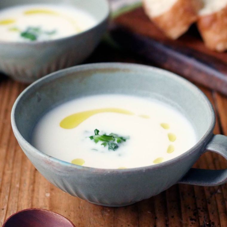 水色のマグカップに盛りつけられたかぶのポタージュ