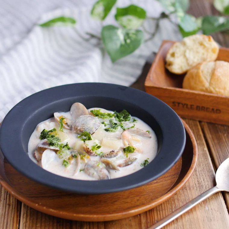 紺の皿に盛りつけられたあさりとあおさの明太クリームスープ