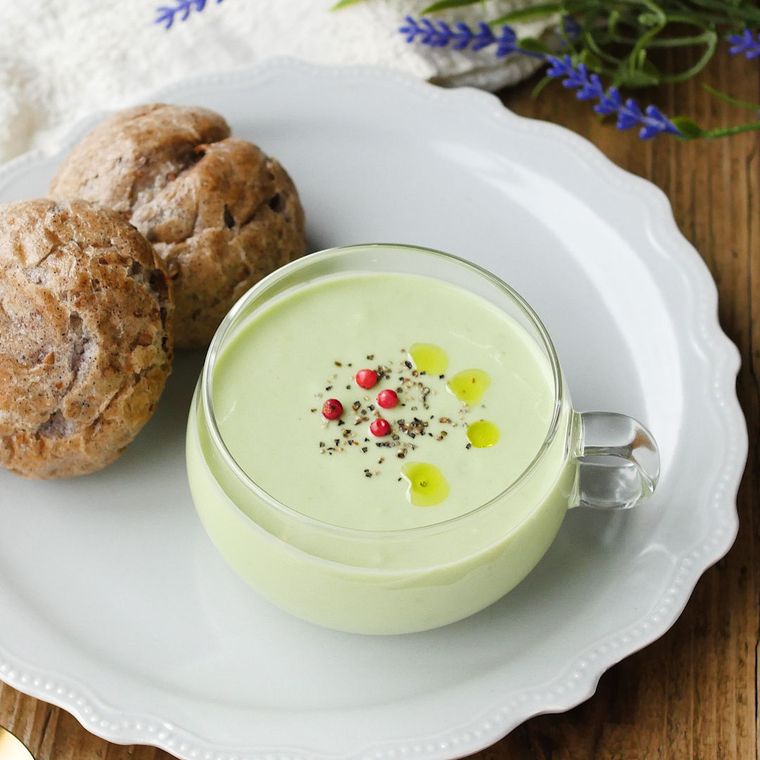 透明のマグカップに盛りつけられたアボカドとクリームチーズのスープ