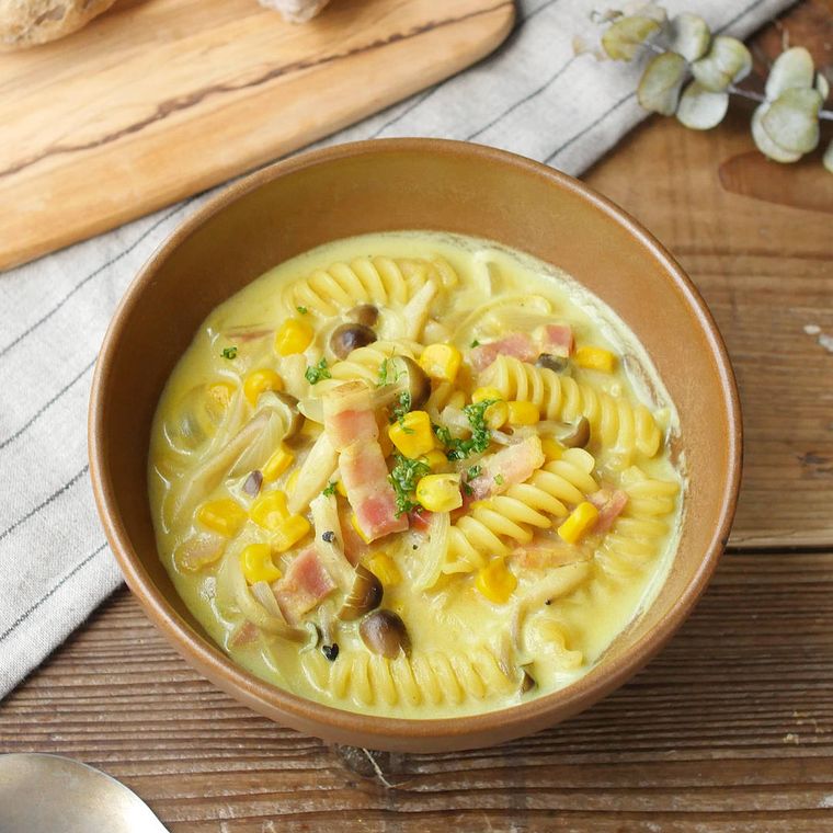 茶色のスープ皿に盛りつけられたミルクカレーコーンスープ