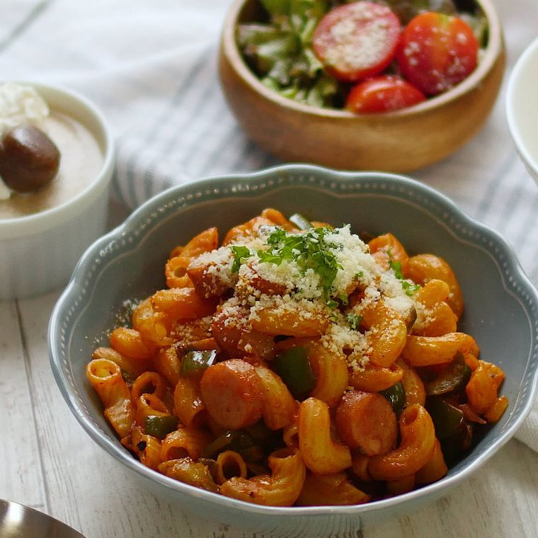 グレーの洋食器に盛り付けたマカロニナポリタン