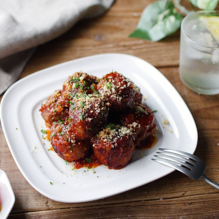 白い洋食器に盛り付けたナポリタンミートボール