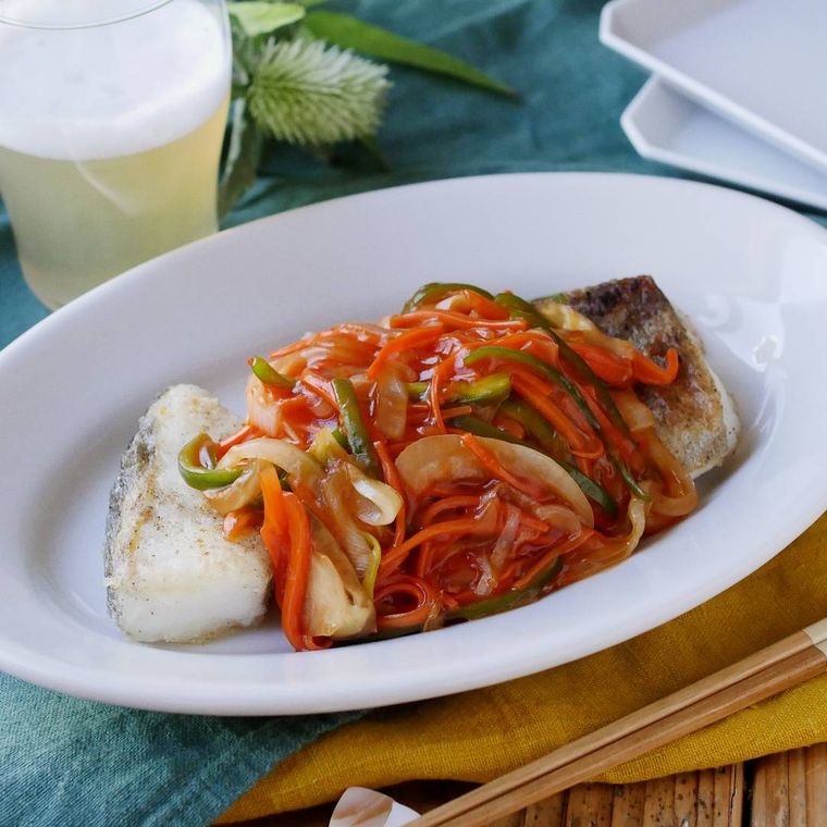 白い楕円型の皿に盛り付けた白身魚の中華あんかけ