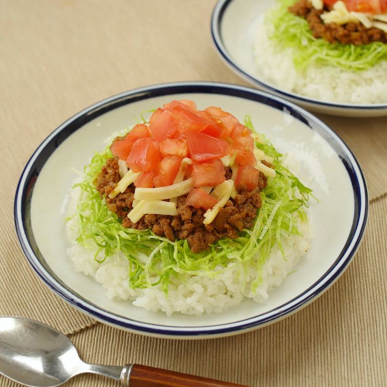 青いライン入りの丸皿に盛り付けたタコライス