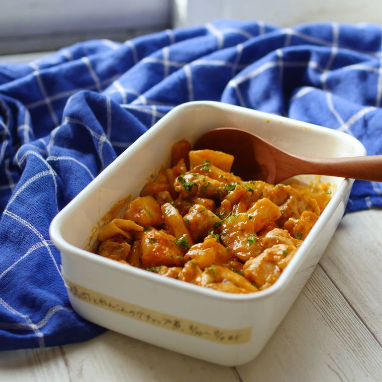 白いバットに入った鶏もも肉とれんこんのケチャップ煮