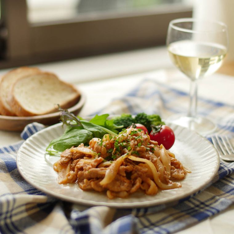 白い洋食器に盛り付けたポークケチャップ