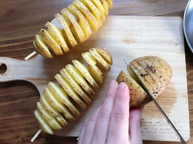 基本レシピ オーブンで作るトルネードポテト 包丁ひとつで簡単 Macaroni